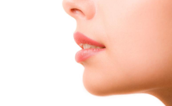 硅膠墊下巴術(shù)后恢復(fù)：變歪風(fēng)險(xiǎn)與不適感受解析