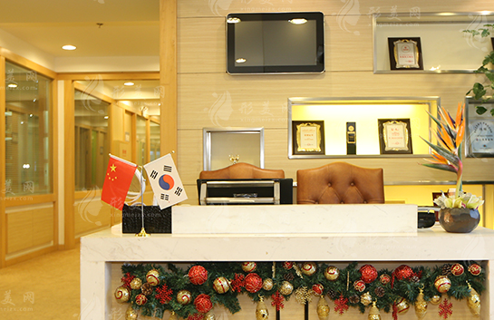 上海華美謝衛(wèi)國(guó)與李健醫(yī)生做自體脂肪隆胸哪個(gè)好？豐胸特色各不相同