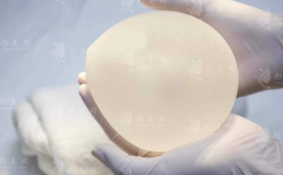 假體隆胸半年取出變形厲害嗎？取出后胸會下垂嗎？