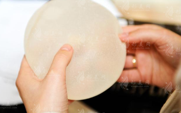 隆胸假體破裂后會感染嗎？隆胸假體破裂取出可以直接換假體嗎