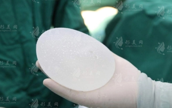 取出隆胸假體的步驟是什么？