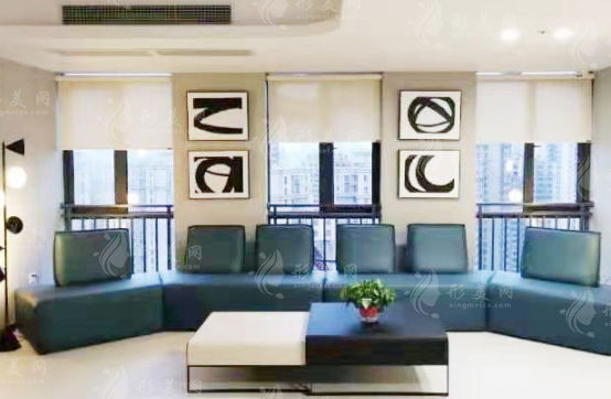 四川現(xiàn)代李獻和吸脂怎么樣?李獻醫(yī)生吸脂與腹壁成型術(shù)的專業(yè)魅力與親民價格