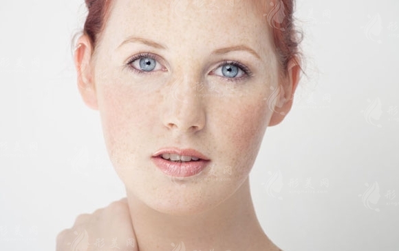 復(fù)合彩光調(diào)節(jié)與雀斑：為何難以根治且可能增多的現(xiàn)象