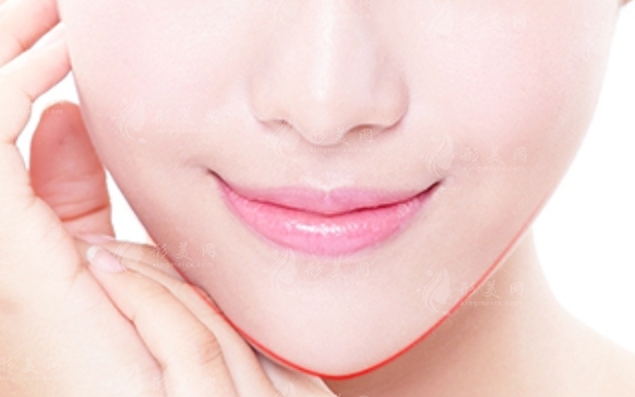 假體墊下巴：硅膠與膨體的選擇指南