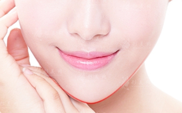 下巴一邊高一邊低的矯正方法：重塑面部均衡之美