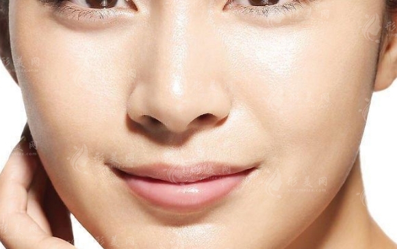 全肋骨隆鼻5年后會不會彎曲？應(yīng)對措施解析