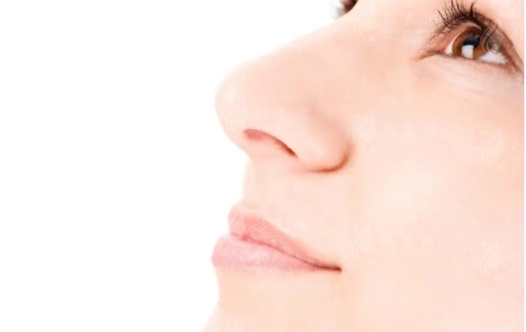 硅膠隆鼻：效果持久性與潛在風(fēng)險(xiǎn)解析